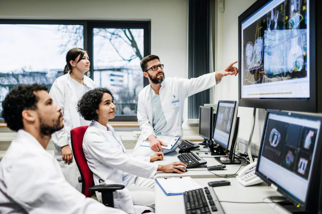 Chercheurs en neurologie analysant des images d'IA pour l'épilepsie.