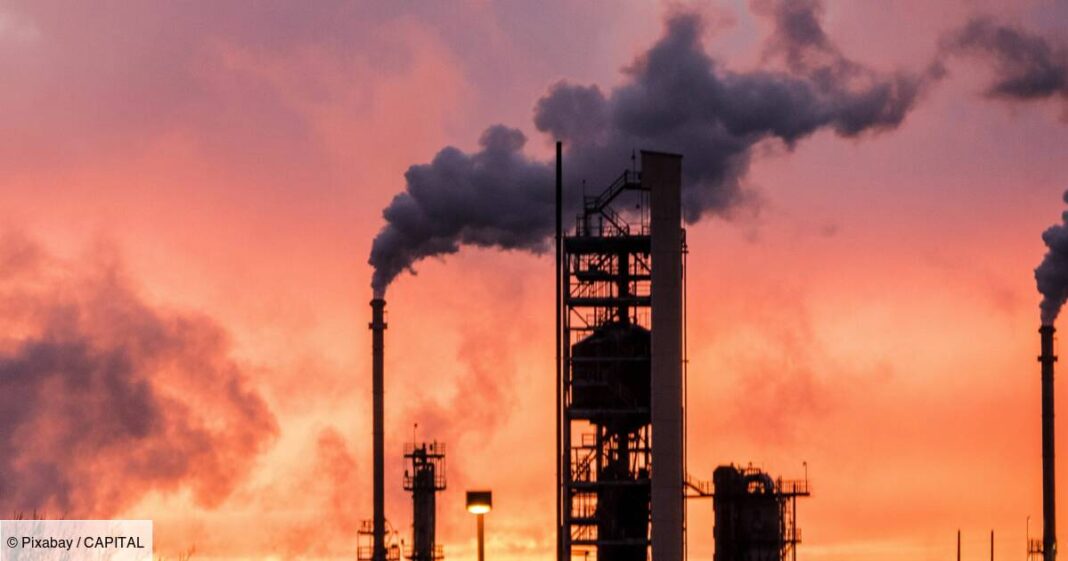 Le secteur pétrolier en plein essor : Perspectives prometteuses pour les prochains trimestres Usine pétrolière avec fumée s'élevant au coucher du soleil.