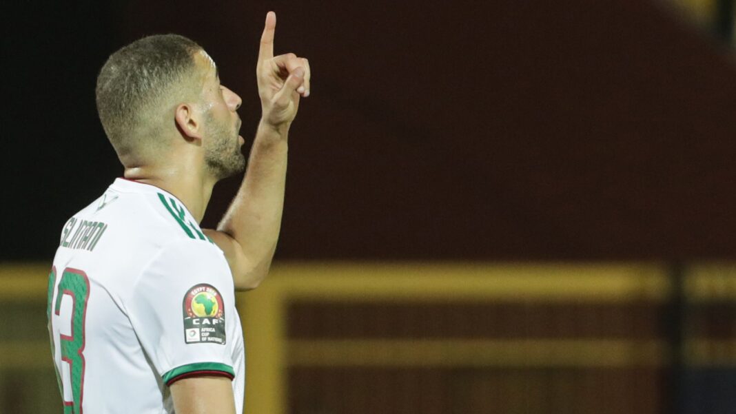 Islam Slimani en action lors d'un match Islam Slimani célèbre un but lors d'une rencontre de football.