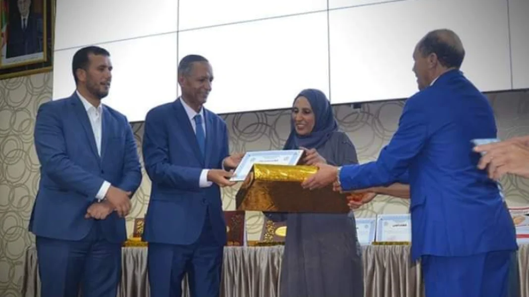 L’histoire d’une femme de ménage qui a obtenu son BAC avec distinction à l’Université de Batna Femme recevant un diplôme lors d'une cérémonie officielle à Batna.