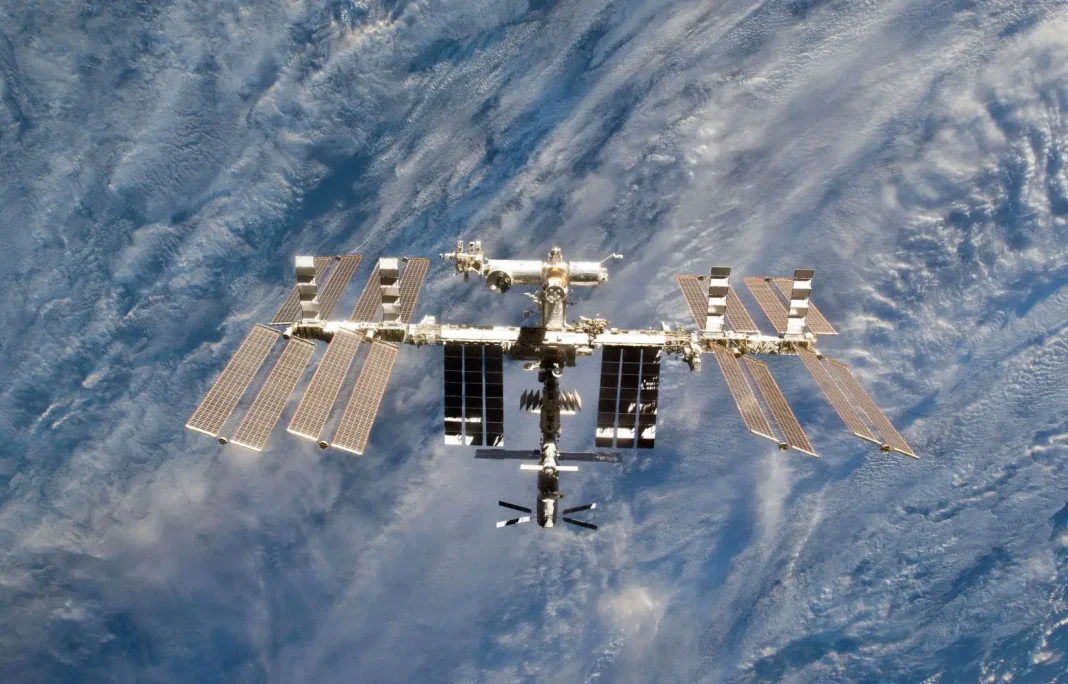 Bon à savoir ! L’Algérie est la 3e puissance spatiale africaine Station spatiale en orbite avec la Terre en arrière-plan.