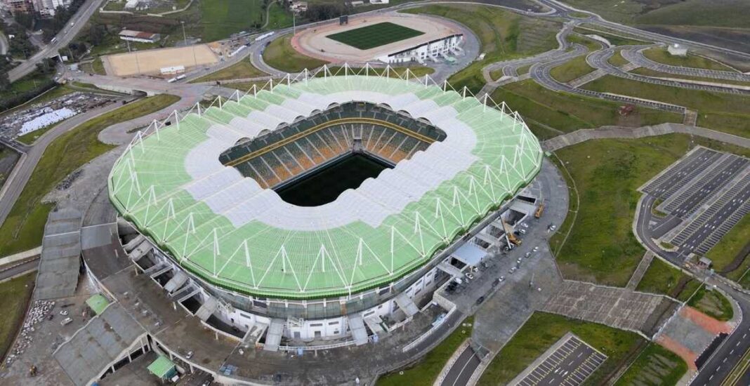 A peine construit, le nouveau stade de Tizi Ouzou déjà vers un déclin probable. En voici la preuve. Stade de Tizi Ouzou, structure en cours de construction, vue aérienne.