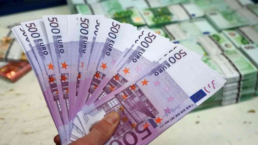 Billets de 500 euros en main, symbolisant la monnaie européenne.