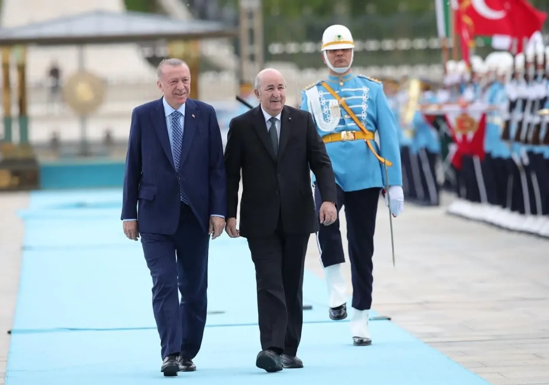 Officiel ! Le président turc reçoit Tebboune Le président turc et Tebboune lors d'une cérémonie officielle.