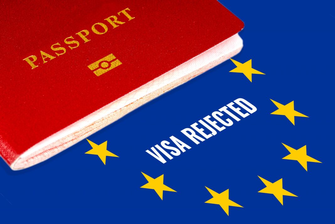 Refus de visa Schengen Passeport rouge sur fond de drapeau européen avec visa refusé.