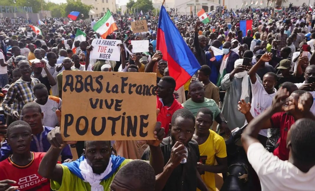 France Niger : L’Elysée durcit le ton, Niamey n’en a cure Grande foule de manifestants avec drapeaux et pancartes anti-France au Niger.