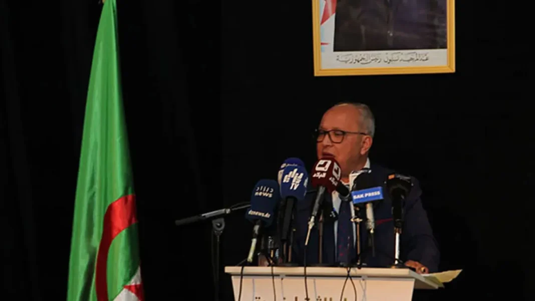 Une guerre déclarée se prépare contre l’Algérie Homme politique parlant lors d'une conférence en Algérie.