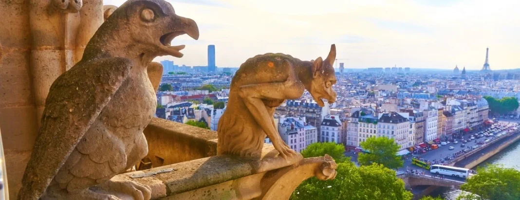 France : Voici les 10 villes les plus touristiques Gargouilles emblématiques de Notre-Dame surplombant Paris.