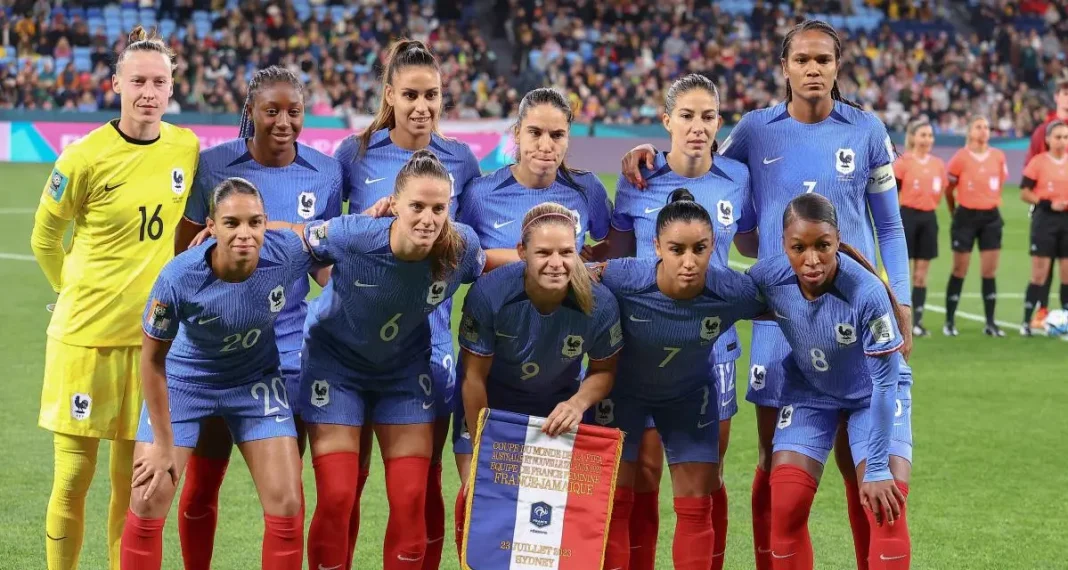 Les Bleues en formation avant un match important.