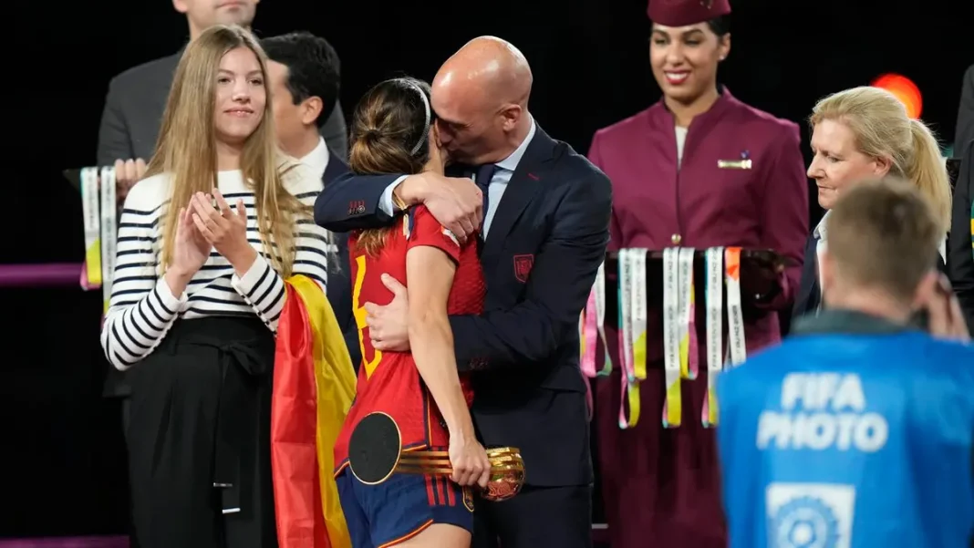 La Fifa ouvre une procédure disciplinaire contre Rubiales qui a embrassé une joueuse Un homme remet une médaille à une jeune athlète lors d'une cérémonie sportive.