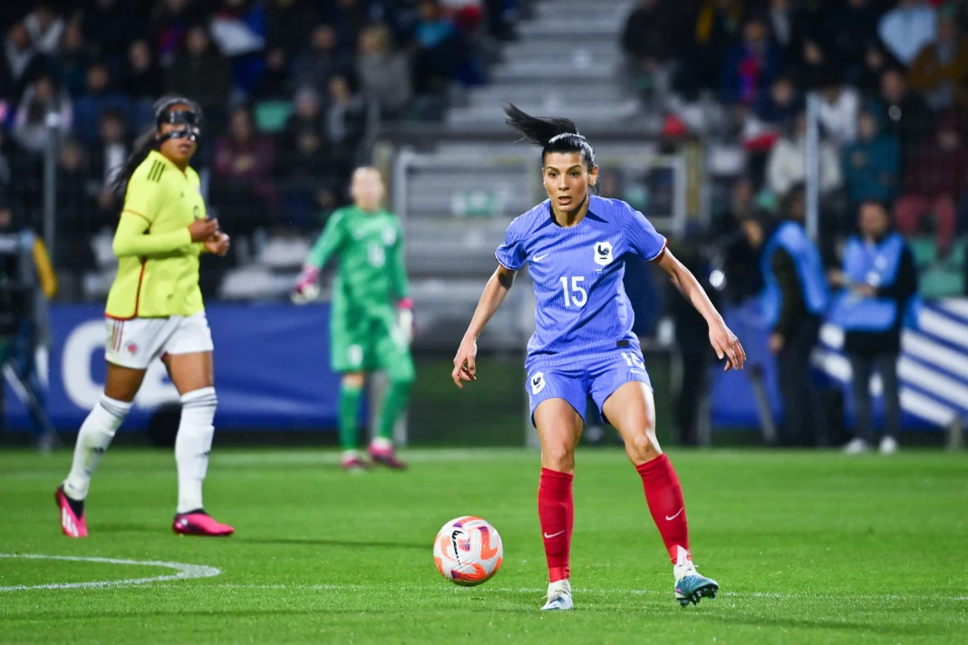Coupe du monde féminin : Kenza Dali souhaite voir l’Algérie au même niveau que le Maroc Joueuse de football féminine en action lors d'un match international.