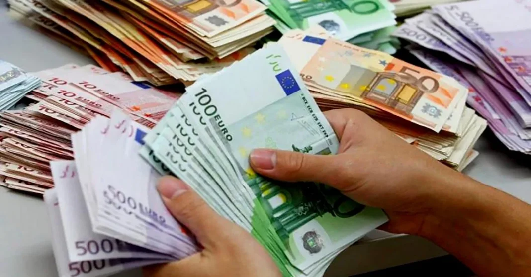 Saisie importante d'euros à Boumerdès Main tenant des billets d'euros, piles de cash à Boumerdès.