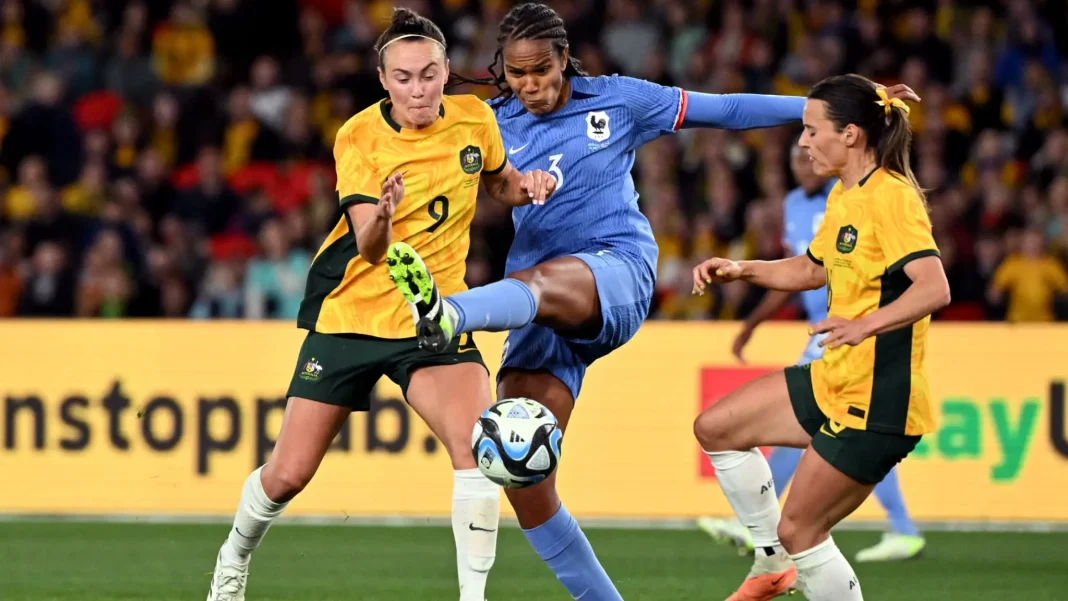 Equipe de France féminine : le doute se confirme Joueuses françaises et australiennes en action lors d'un match de football féminin.