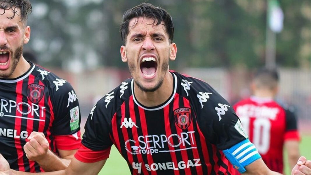 Officiel! Zineddine Belaid poursuit l’aventure avec l’USMA Zineddine Belaid en action lors d'un match de football avec l'USMA.