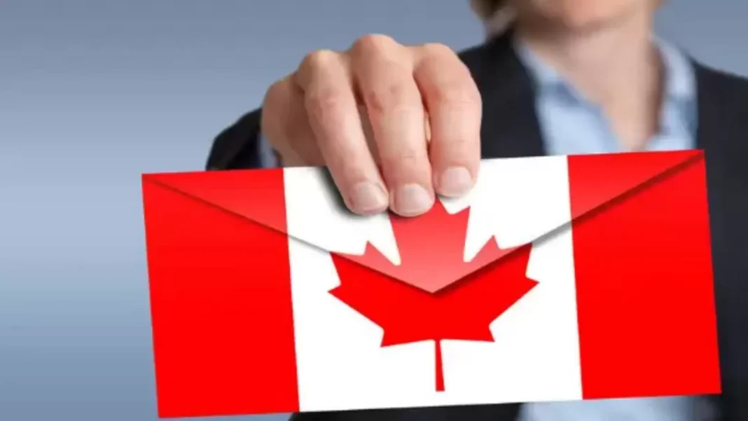 Immigration/Canada : vous devez absolument savoir ceci, sinon… Main tenant une carte du Canada avec drapeau rouge et blanc.