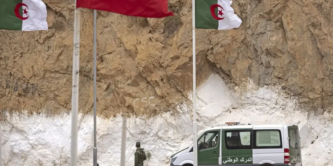 Conflit Maroc-Algérie: le Qatar joue la carte de la médiation Véhicule militaire algérien devant un mur de roches.