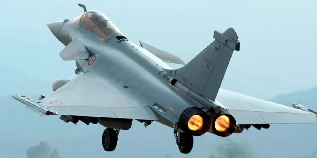 Crise au Niger: L’Algérie interdit son espace aérien pour une intervention militaire F-16 en vol avec post-combustion activé dans le ciel.