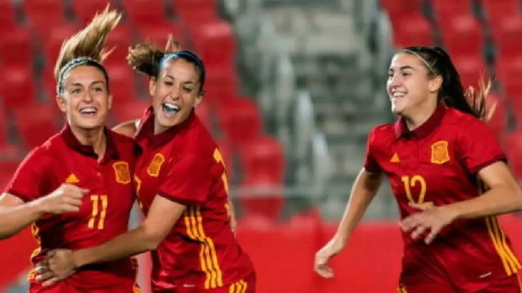 Coupe du monde 2023 (F) : La finale se joue entre l’Angleterre et l’Espagne Trois joueuses espagnoles de football célébrant une victoire.