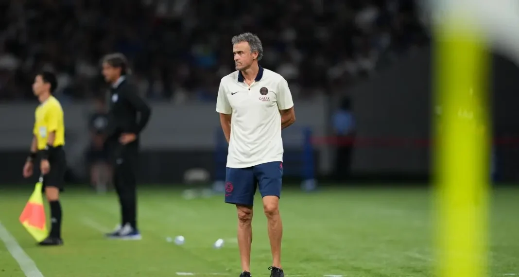 Dossier Kylian Mbappé: Enfin, Luis Enrique se prononce Luis Enrique, entraîneur de football, sur le terrain lors d'un match.