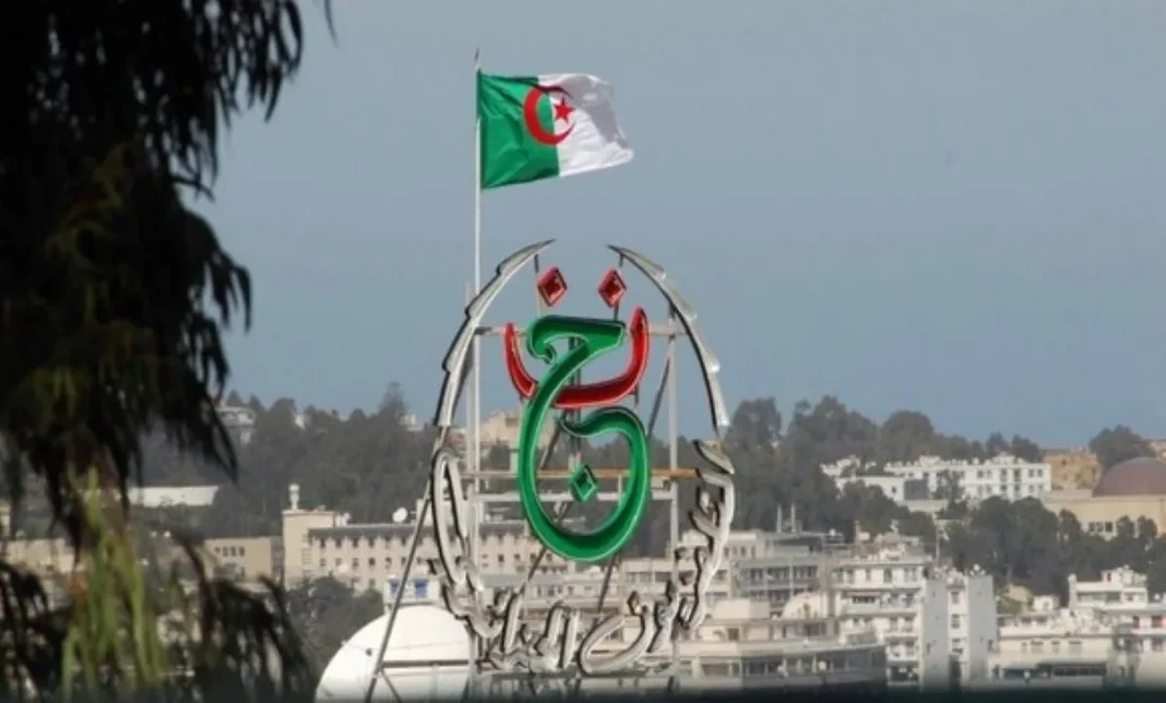 L’ENTV, l’énorme scandale ! Drapeau algérien flottant avec symbole au centre.