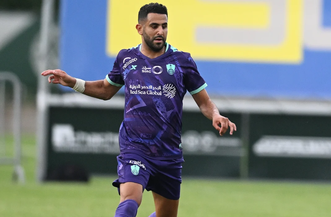 Riyad Mahrez en action lors d'un match avec le club saoudien d'Al-Ahli.