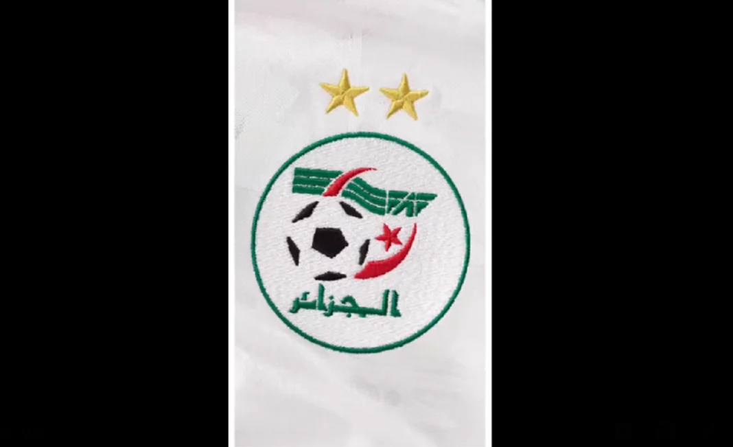 La FAF fait de la chasse à la désinformation, son cheval de bataille. Logo de la FAF avec un ballon de football et drapeau algérien.