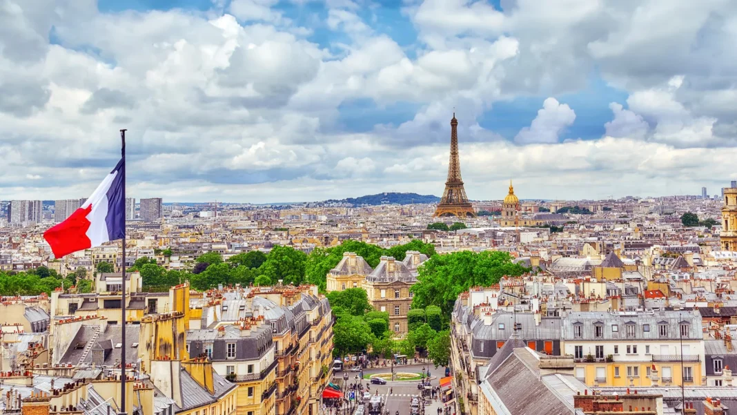 France, troisième pays avec le plus de millionnaires au monde Vue de Paris avec la Tour Eiffel et le drapeau français.