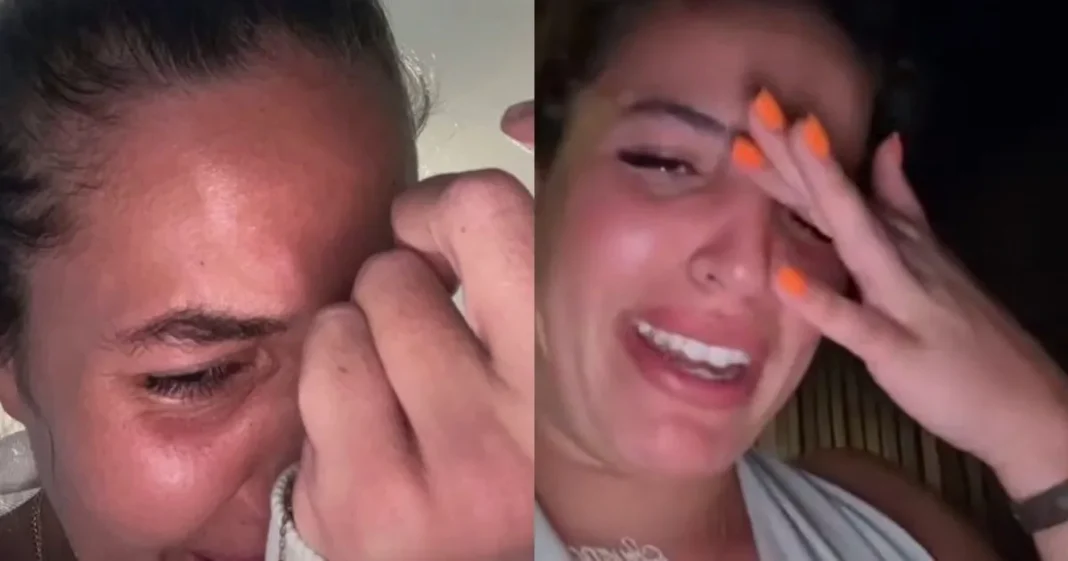 Célébrité/France: l’influenceuse Poupette Kenza se fait dézinguer par… Influenceuse Poupette Kenza en pleurs, visage triste et émotion forte.