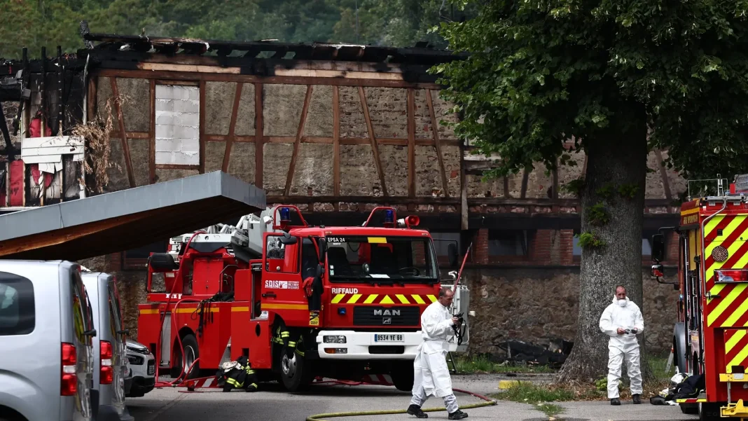 Intervention des pompiers après un incident Pompiers en action lors d'une intervention d'urgence en France.