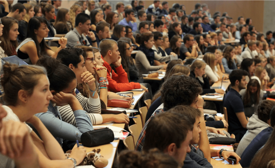 France : les étudiants étouffent face au coût élevé de la vie Étudiants attentifs lors d'un cours universitaire en France.