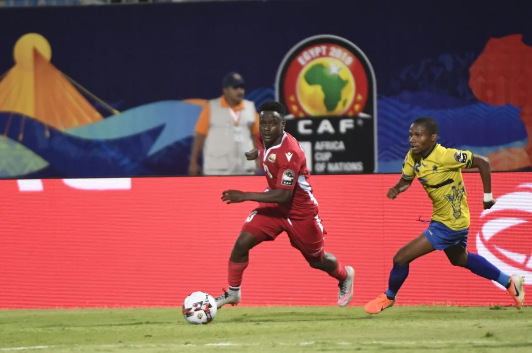 Officiel! La JSK recrute un international Tanzanien Joueur tanzanien en action lors d'un match de football africain.