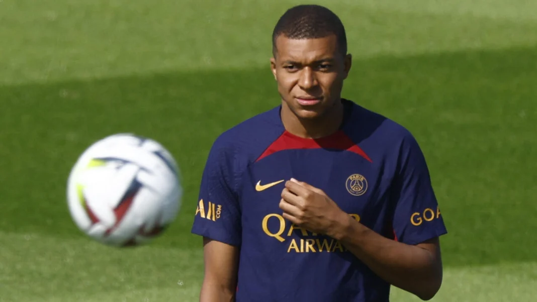 Kylian Mbappé lors d'une séance d'entraînement au PSG sur le terrain.
