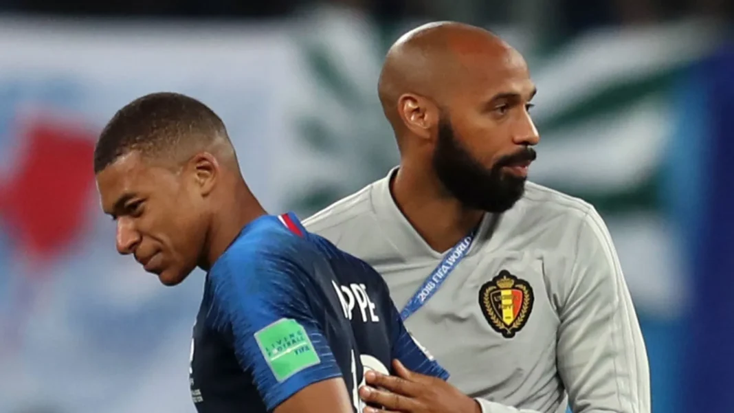Kylian Mbappé avec Thierry Henry lors d'un match de football.