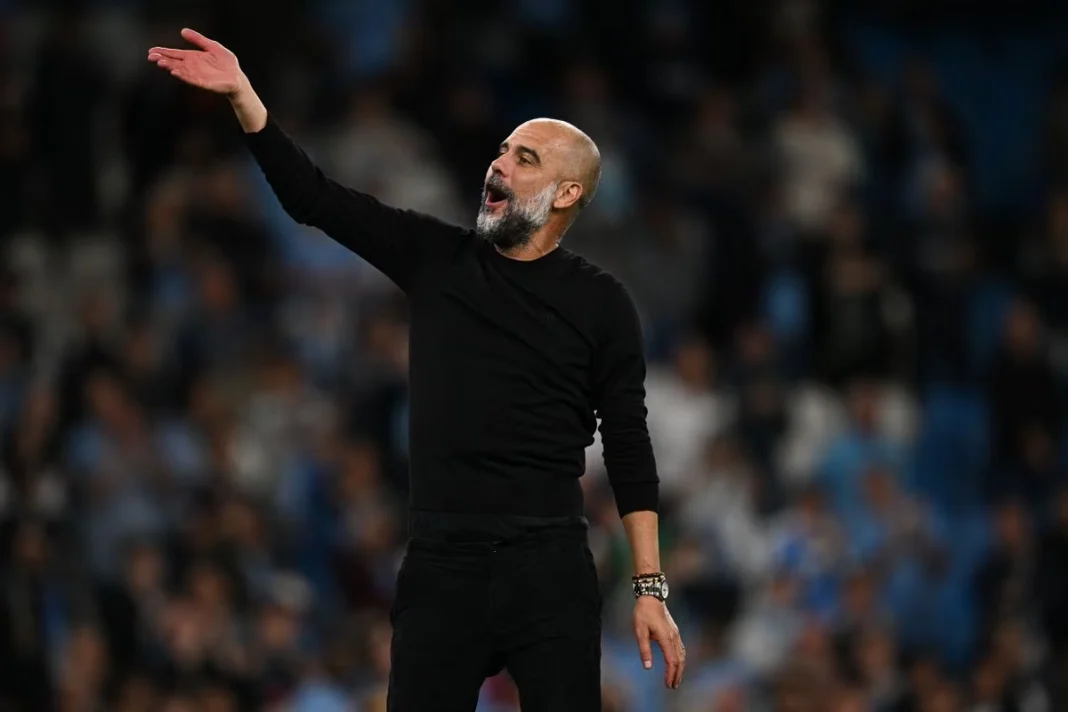 Manchester City: Guardiola opéré en urgence Pep Guardiola, entraîneur de Manchester City, gesticulant sur le terrain.