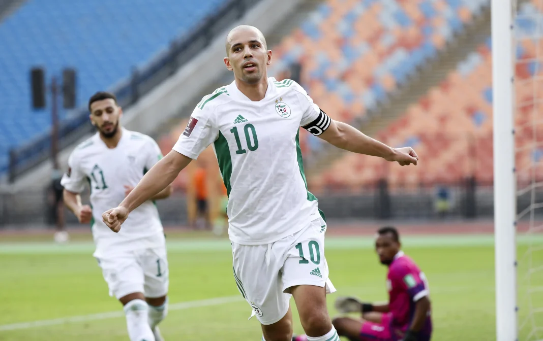 Sofiane Feghouli célèbre lors d'un match de football avec l'équipe d'Algérie.