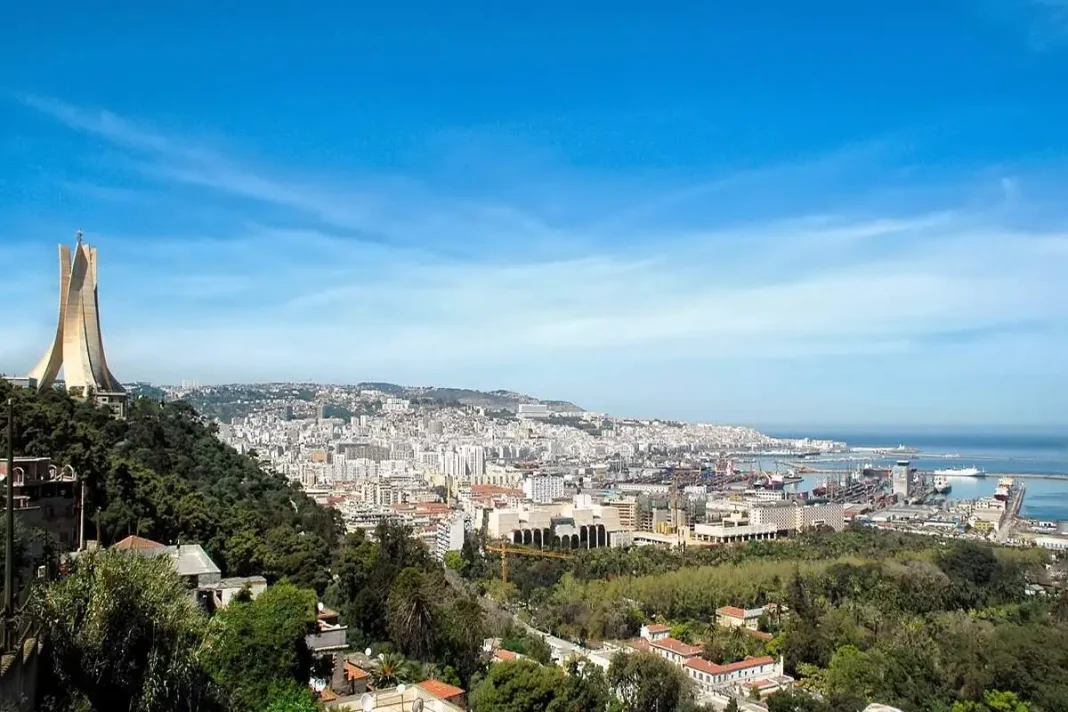 L’Algérie est plus sain que les pays européens selon cet algérien de France Vue panoramique d'Alger avec la basilique Notre-Dame d'Afrique en premier plan.