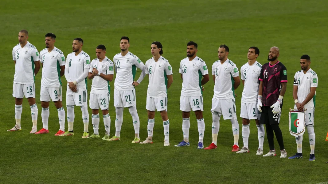 Football: L’Algérie veut à tout prix jouer en France. Les joueurs de l'Algérie alignés avant un match important.