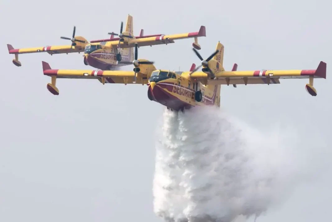 Algérie : La télévision étatique amène de force un Canadair marocain Canadair marocain en vol déversant de l'eau contre un incendie.