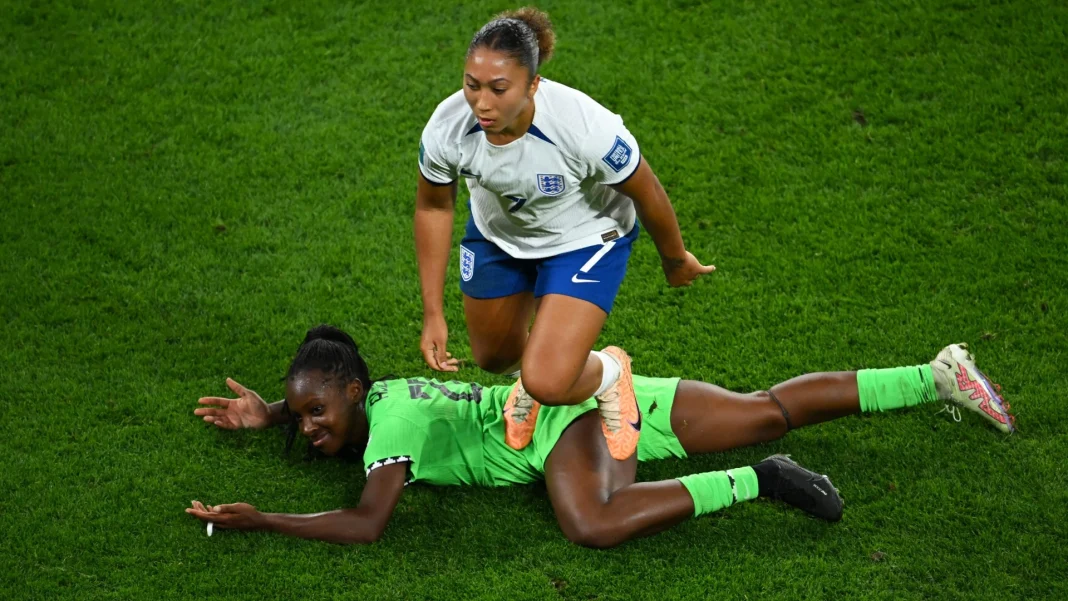 Mondial féminin: Cette joueuse anglaise imite Zinédine Zidane Joueuse anglaise imitant Zinédine Zidane lors d'un match.
