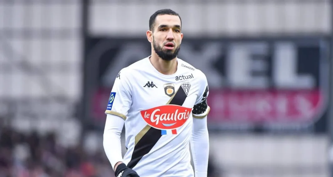 Officiel! Le Fennec Nabil Bentaleb débarque à Lille Nabil Bentaleb lors d'un match à Lille, portant le maillot de l'équipe.