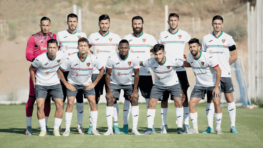 Équipe de football du Mouloudia Alger lors d'un entraînement en France.
