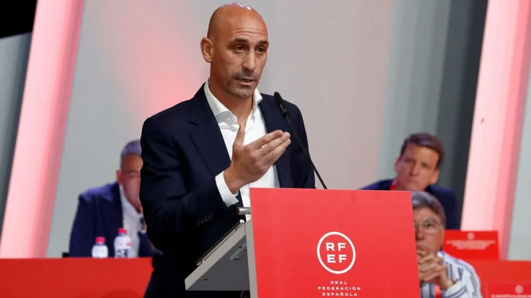 Baiser forcé : La Fédération espagnole de football demande la démission de Luis Rubiales Luis Rubiales demande des démissions lors d'une réunion importante.