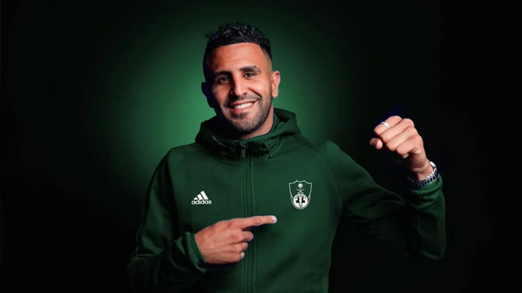 Encore des éloges pour Riyad Mahrez (Vidéo) Mahrez souriant en tenue de football verte avec logo de son équipe.