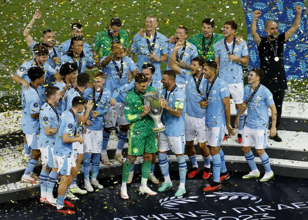 Manchester City, vainqueur de la Super-coupe: Riyad Mahrez réagit Manchester City célèbre leur victoire en Super-coupe avec Riyad Mahrez.