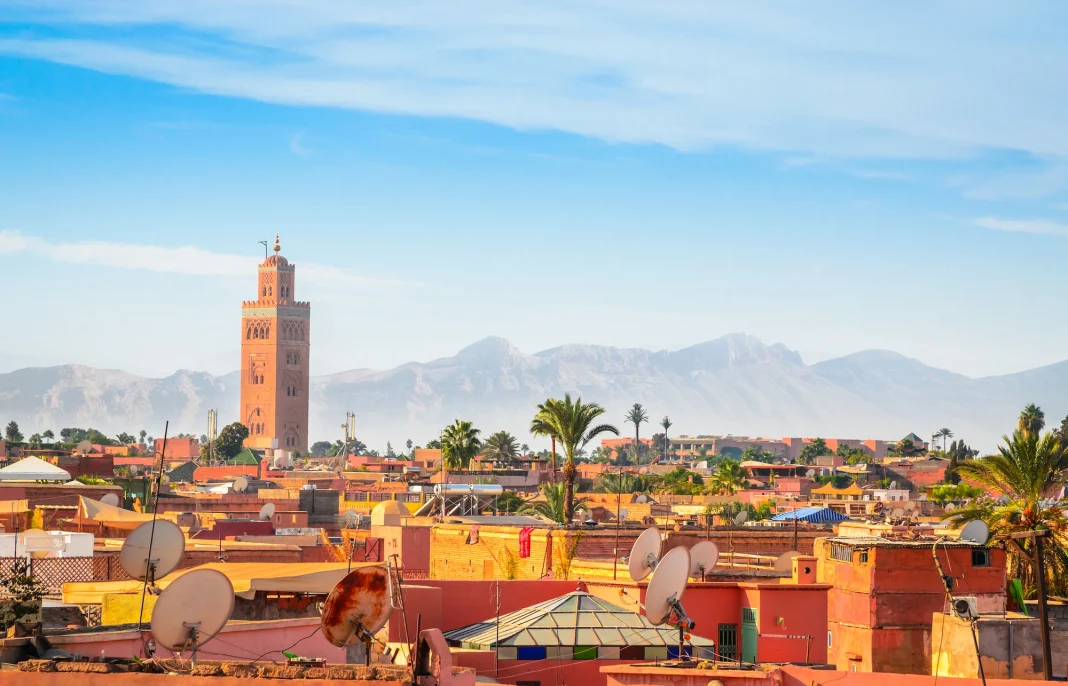 Voyage en Algérie : Les Algériens expriment leur ras-le-bol face à cette problématique épineuse ! Vue de Marrakech avec la Koutoubia et les montagnes en arrière-plan.