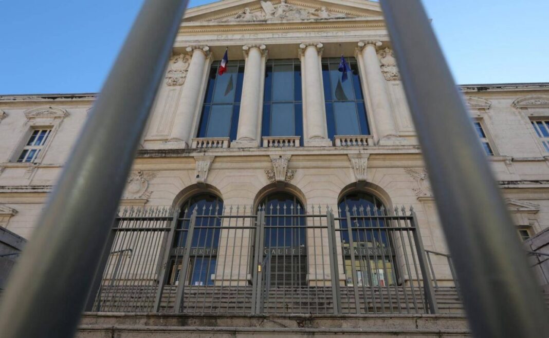 Nice: Encore un algérien de France dans les mailles de la justice Vue du palais de justice de Nice à travers une grille en fer forgé.