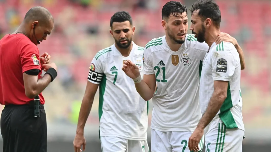 « Mahrez possède des… » Ramy Bensebaini jette des fleurs à Riyad Mahrez Mahrez et Bensebaini discutent sur le terrain de football.