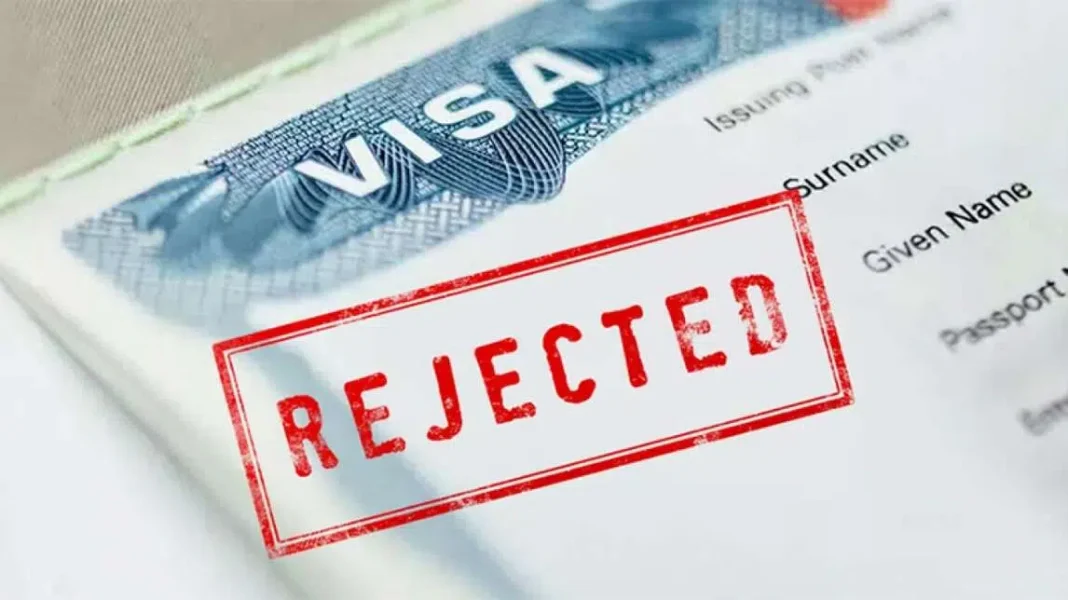 Refus de visa: Rejet officiel Visa rejeté avec tampon rouge 'REJECTED' sur un formulaire officiel.