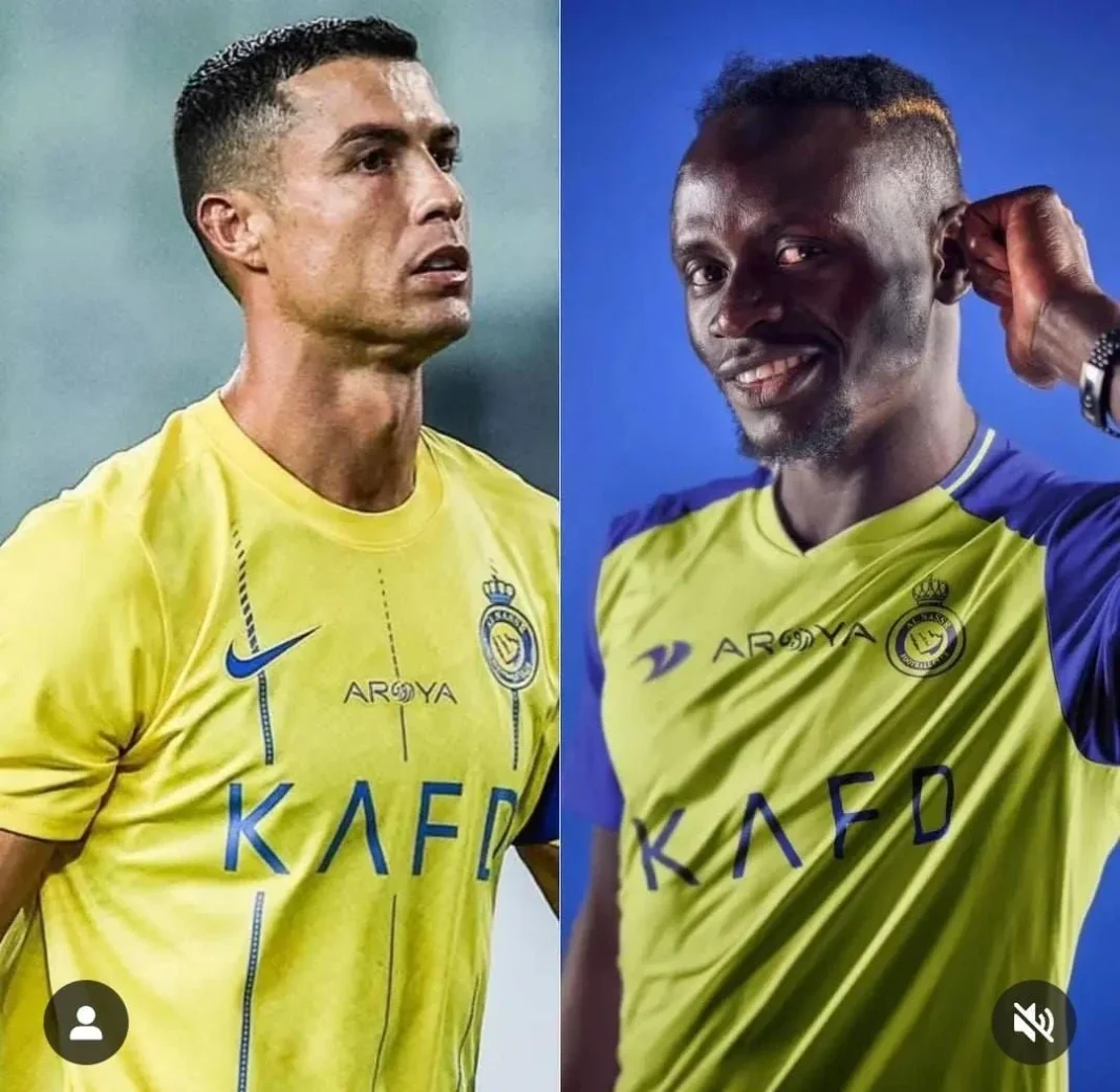 Sadio Mané et Cristiano Ronaldo en maillots de football en Arabie saoudite.