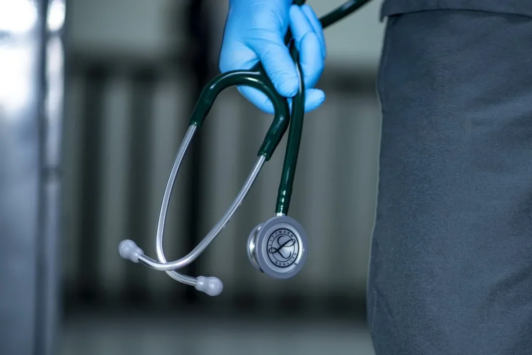 Alerte en France : Les jeunes médecins Algériens face à l’angoisse Médecin tenant un stéthoscope dans une clinique ou hôpital.